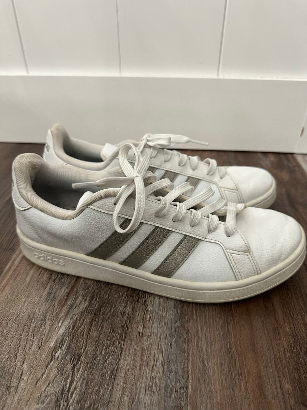 Adidas Grand Court sneakers with grey stripes sz 9.5 men